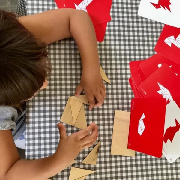 Niña armando una figura del juego modular "Un desafío para tu mente" de Trianguland