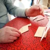 Adulto mayor armando una figura del juego modular "Un desafío para tu mente" de Trianguland