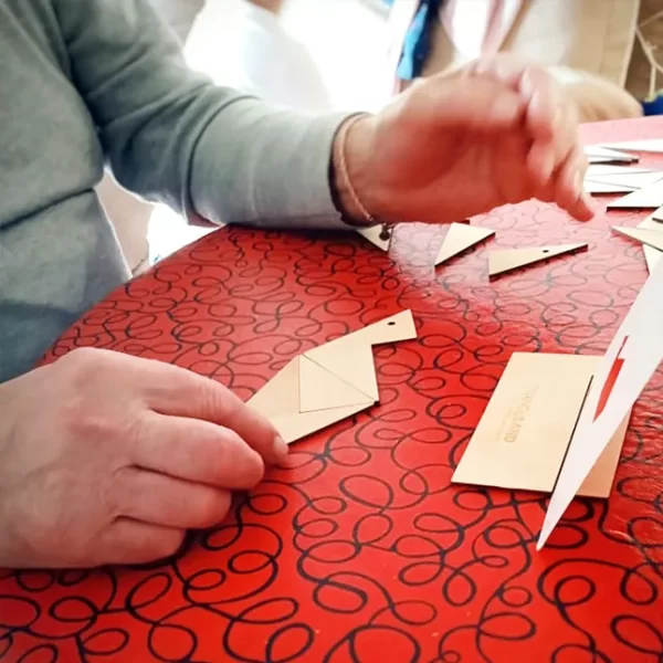 Adulto mayor armando una figura del juego modular "Un desafío para tu mente" de Trianguland