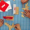 Niños armando figuras diferentes con el juego modular "Un desafío para tu mente" "¿Qué formas lo forman?" de Trianguland